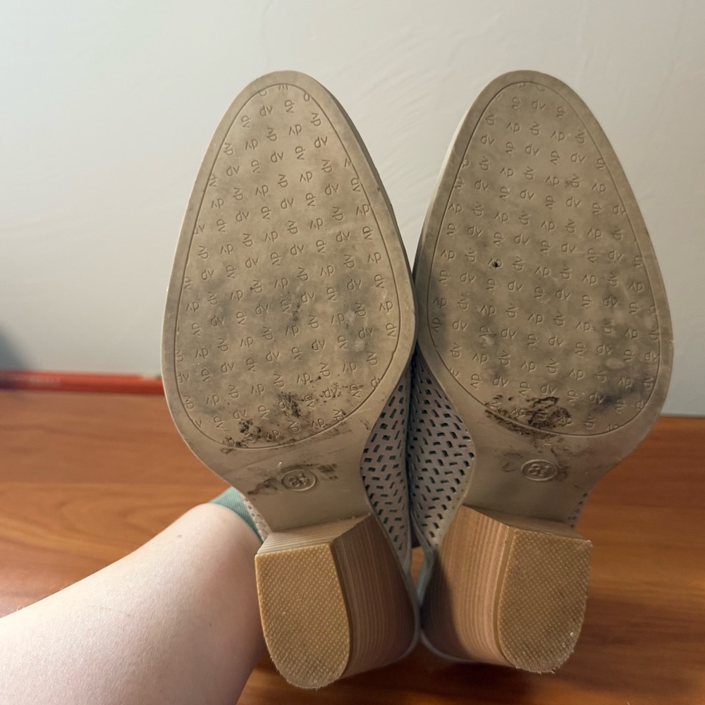 Dolce Vita Kenley Mule Beige Cream Perforated Suede Pointed Toe Heels Shoes 8.5 - Picture 9 of 9